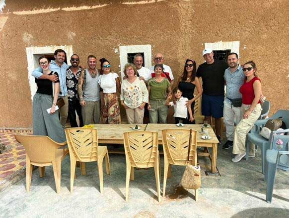 Grupo de viajeros después de comer en Merzouga