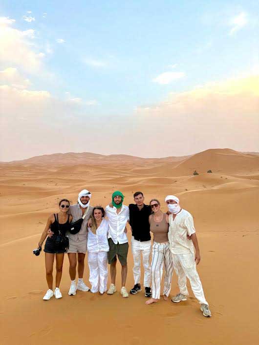 Grupo de viajeros en el desierto de Merzouga