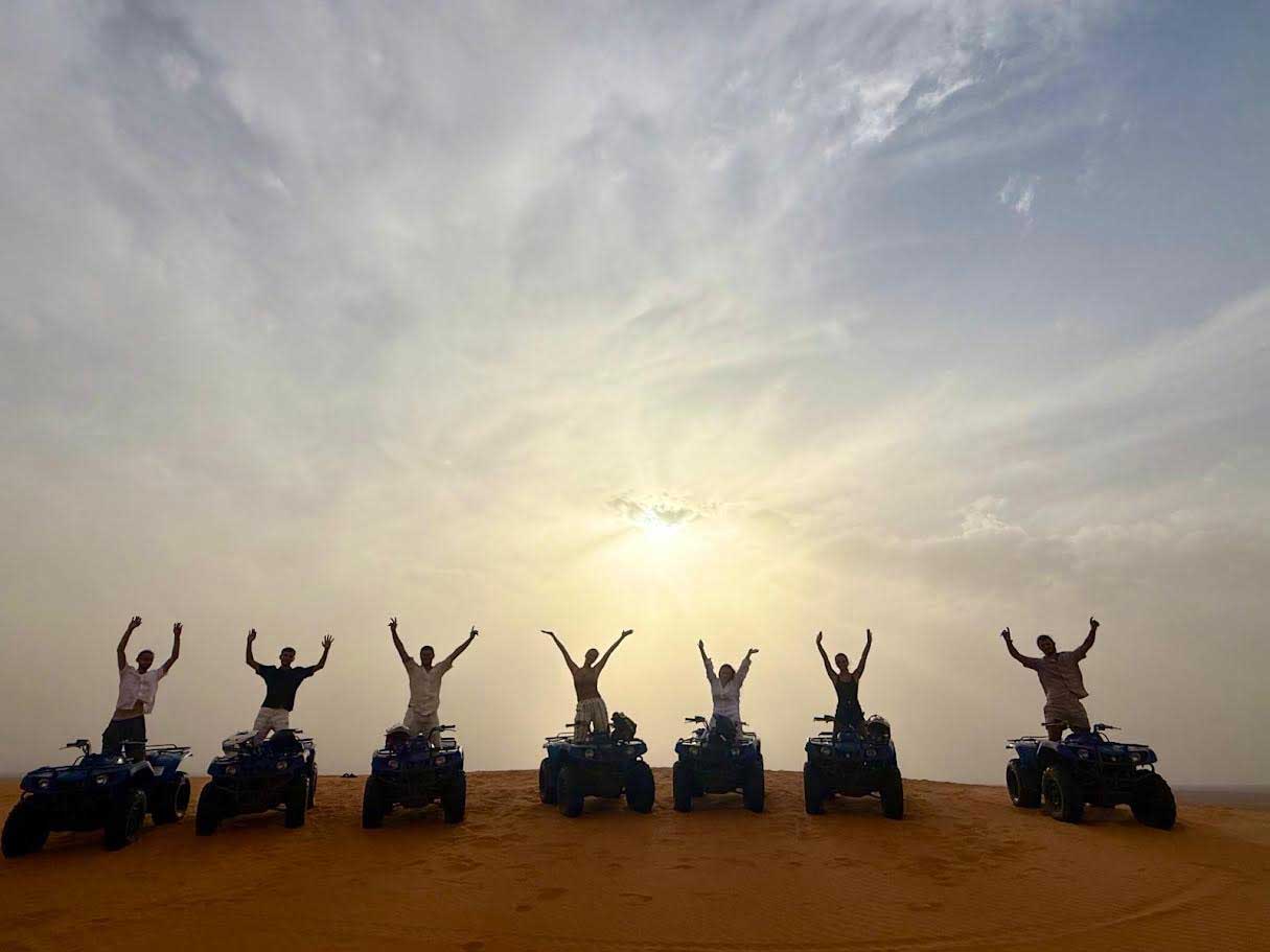 Viajeros en quad por el desierto de Merzouga