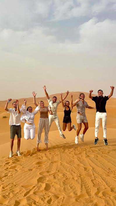 Viajeros saltando en las dunas del desierto de Merzouga